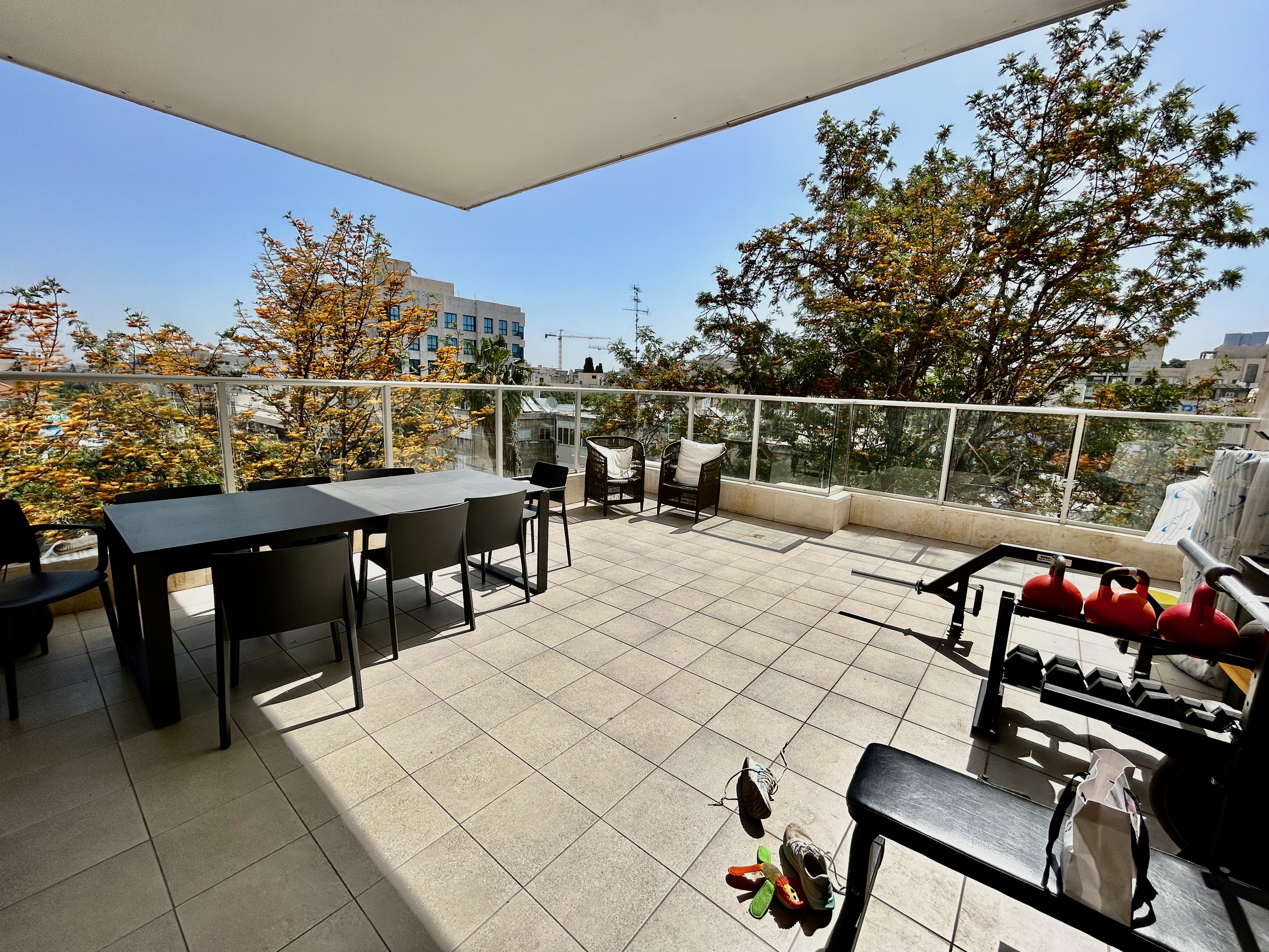 6 room mini penthouse in the center of Raanana