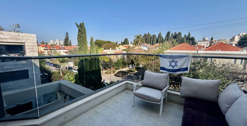 For rent mini penthouse of 3 rooms in the east of Raanana
